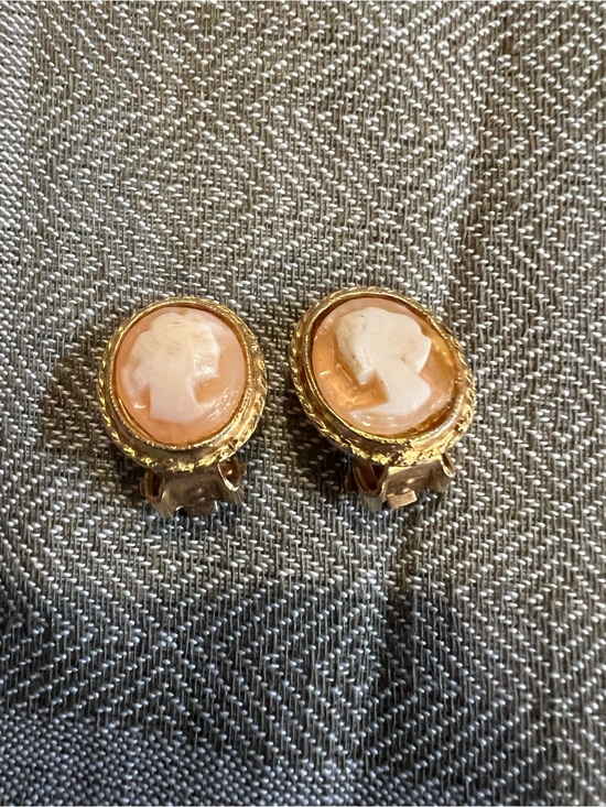 cameo Jewelry - cameo Gold-Tone Pink and White Cameo Clip-On Earrings